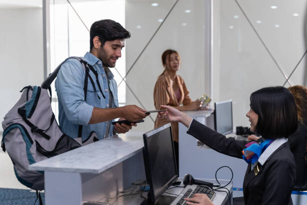 groupe de voyageurs touristiques aériens en attente de chargement de bagages et de carte d’embarquement au comptoir d’enregistrement de l’aéroport. concept de transport de passagers d’aviation de voyage de vacances à l’étranger. - zone denregistrement photos et images de collection