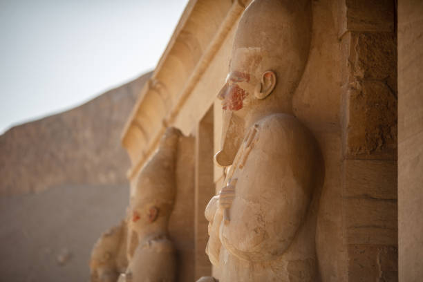 blick auf den tempel der hatschepsut. totentempel des pharaos der hatschepsut-dynastie. jeser-jeseru ist ein meisterwerk der altägyptischen architektur. statuen von altägyptischen pharaonen und göttern. - egyptian dynasty stock-fotos und bilder