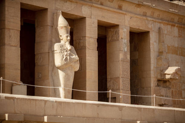 blick auf den tempel der hatschepsut. totentempel des pharaos der hatschepsut-dynastie. jeser-jeseru ist ein meisterwerk der altägyptischen architektur. statuen von altägyptischen pharaonen und göttern. - egyptian dynasty stock-fotos und bilder