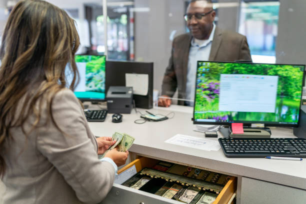 fotografii de stoc, fotografii și imagini scutite de redevențe cu bancher de numărare a banilor pentru client - casier bancar