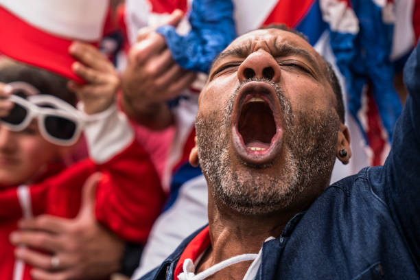 эйфорический англичанин кричит и празднует после того, как сборная забивает гол - bleachers sport soccer fan стоковые фото и изображения