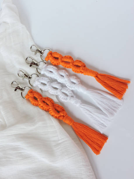 綿糸で作られたmacrameキーホルダー。贈り物のためのマクレームアート。白い背景に分離されたキーチェーン。 - thread tailor art sewing ストックフォトと画像
