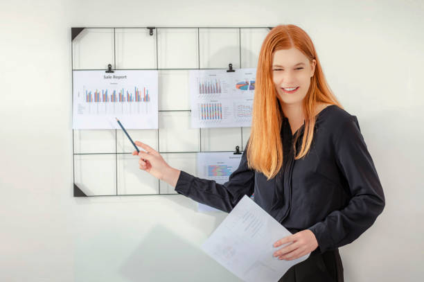 une analyste financière présentée lors d’une réunion présente son analyse financière et comptable. - exam business caucasian board room photos et images de collection