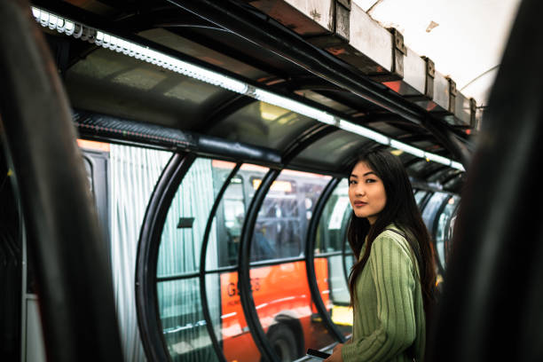 donna giapponese in attesa di autobus alla stazione - transportation bus mode of transport public transportation foto e immagini stock