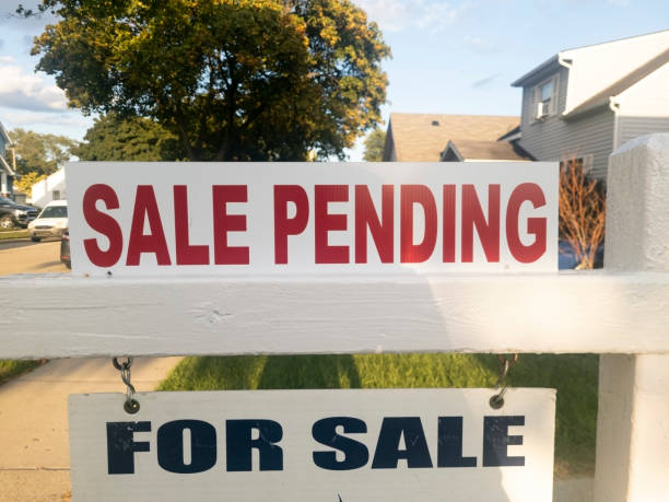 istock Sale Pending sign 1428181526