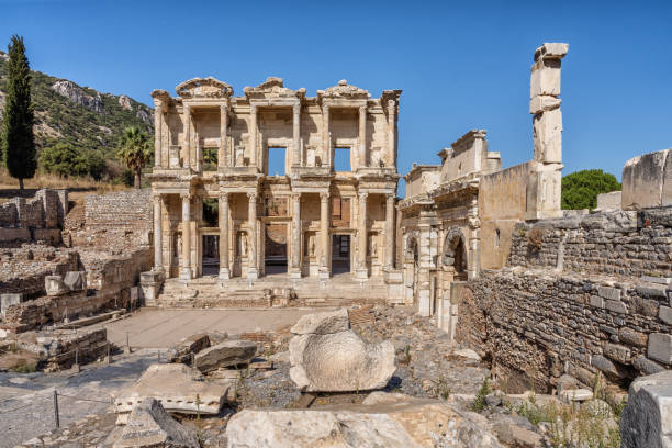 ruínas celsus liabary na antiga cidade éfeso turquia - ephesus turkey roman ancient greece - fotografias e filmes do acervo