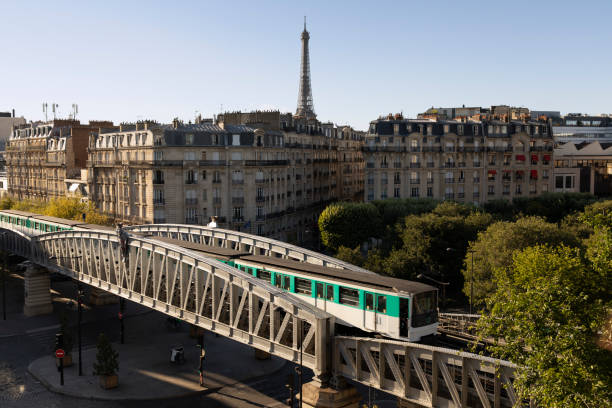 métro parisien tour eiffel - paris metro train photos et images de collection