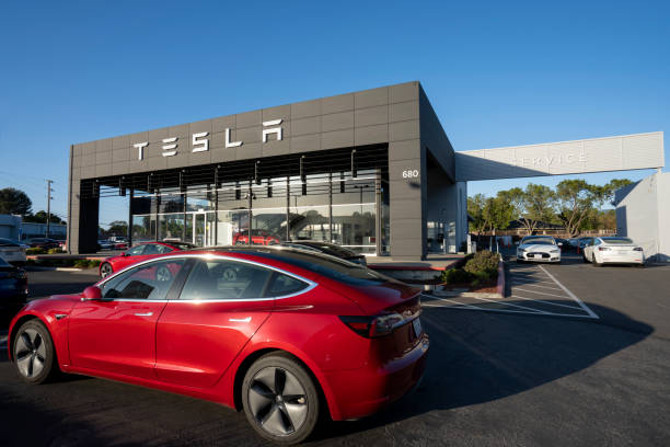 Tesla Showroom and Service Center Sunnyvale, CA, USA - May 3, 2022: Exterior view of the Tesla showroom and service center in Sunnyvale, California. Tesla, Inc. is an American automotive and clean energy company. tesla model x stock pictures, royalty-free photos & images