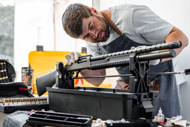 der büchsenmacher wartet sein gewehr in einer werkstatt - people shotgun weapon horizontal stock-fotos und bilder