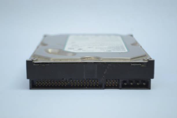 bandung, 3 de septiembre de 2022: disco duro de computadora sobre fondo blanco aislado. el disco duro de la computadora es un periférico de computadora que generalmente se usa para almacenar big data - open harddisk flash fotografías e imágenes de stock