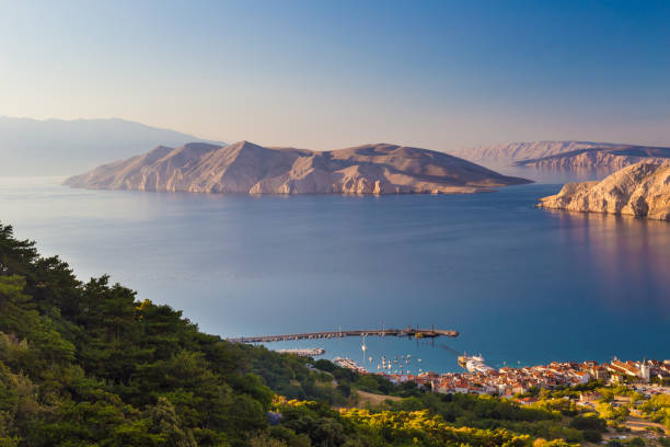 vue panoramique aérienne de l’île prvic - morning croatia blue sea photos et images de collection