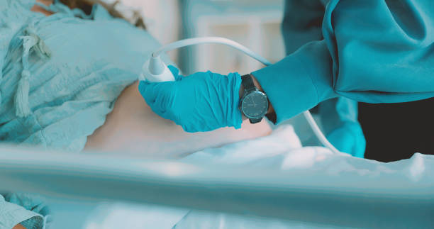 ultrahang, gyomor és orvos terhes beteggel egy kórházban egy géppel, hogy ellenőrizze a baba egészségét a kórházban. terhességi nő tanácsadás obgynnel vagy egészségügyi szakértővel egy orvosi klinikán - termékenység témájú stock jellegű vizuális alkotások, jogdíjmentes fotók és képek