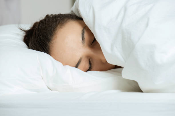 frau im bett - sheet women bed sleeping stock-fotos und bilder