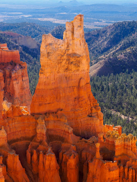 gros plan de la formation rocheuse à la lumière du lever du soleil dans le parc national de bryce canyon, utah - vibrant color summer rock cliff photos et images de collection