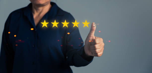 Hand with thumb up positive emotion smiley face icon and 5 star with copy space. Emotional smiley faces showing excellent satisfaction. rating very impressed. Customer service and satisfaction concept mano con pulgar hacia arriba emoción positiva icono de cara sonriente y 5 estrellas con espacio de copia. caras sonrientes y emotivas que muestran una excelente satisfacción. calificación muy impresionado. concepto de servicio y satisfacción al cliente