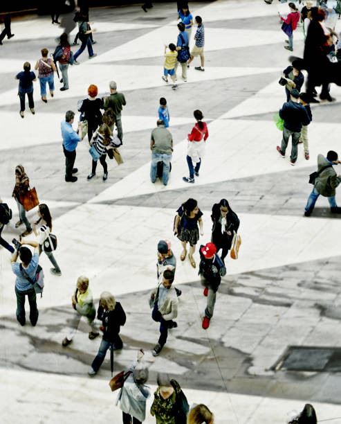 imagem abstrata de pessoas andando em uma praça da cidade. - stockholm town square sergels torg city - fotografias e filmes do acervo