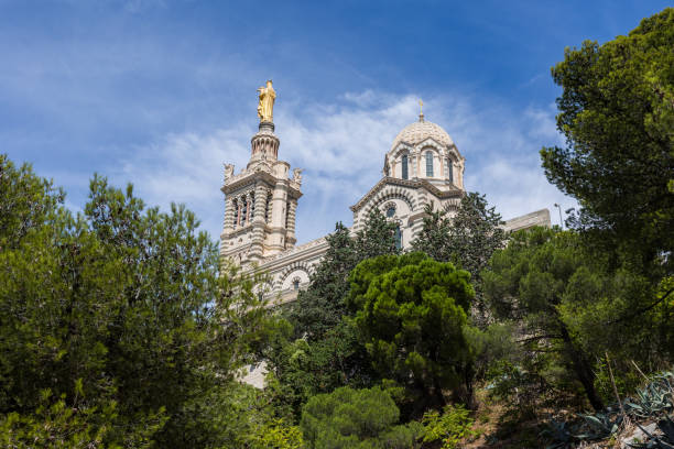 sommeransicht der basilika notre-dame de la garde vom chemin du bois sacré - marseille notre dame de la garde tower cathedral stock-fotos und bilder