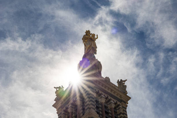 sonnenstrahlen auf dem glockenturm der basilika notre-dame de la garde in marseille - marseille notre dame de la garde tower cathedral stock-fotos und bilder