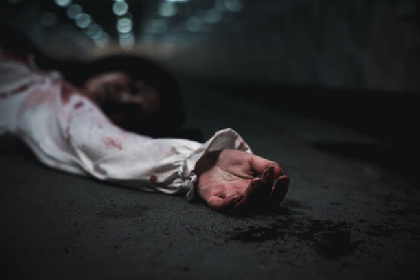 zbliżenie dłoni z krwią horroru krwiożercza kobieta duch na podłodze - murder shock women physical injury zdjęcia i obrazy z banku zdjęć