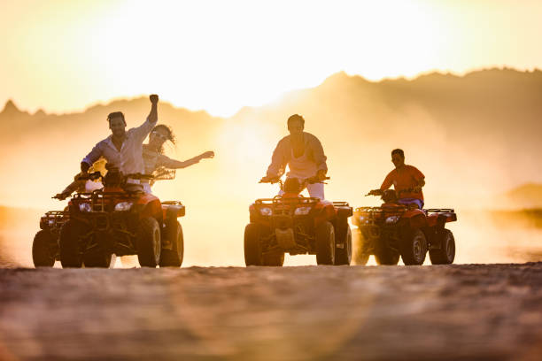 guidare quad nel deserto! - off road vehicle quadbike desert dirt road foto e immagini stock