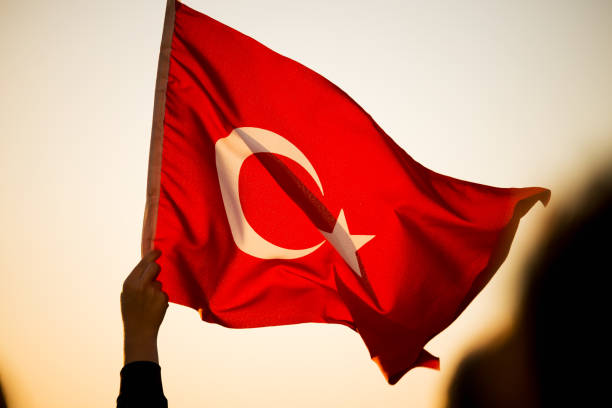 primer plano de una bandera turca al atardecer. - turquia bandera fotografías e imágenes de stock