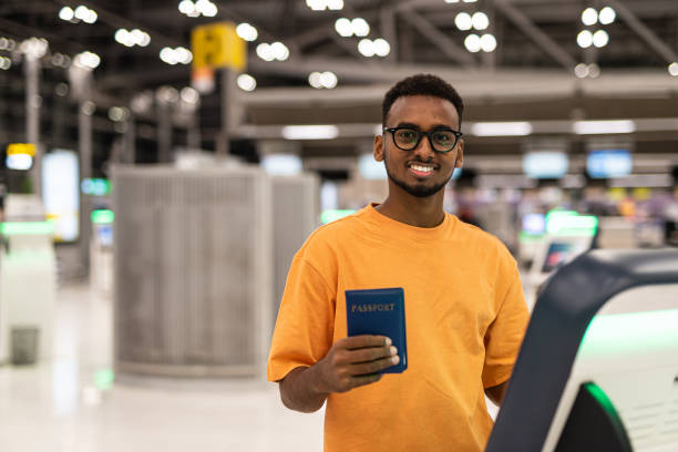 молодой чернокожий мужчина готов к путешествию в терминале аэропорта в ожидании рейса - somalian culture стоковые фото и изображения