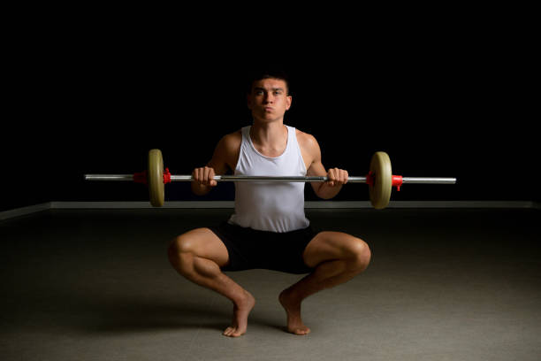 バーベルで運動する19歳の10代の少年 - sport chest men adolescence ストックフォトと画像