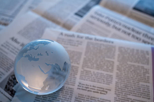 стеклянный глобус на газетах - press conference стоковые фото и изображения