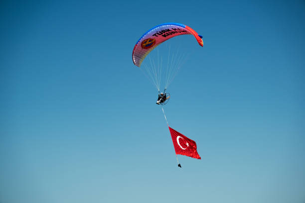 Paramotor jumper on the sky with a huge Turkish flag on the liberty day of Izmir at Izmir Konak Turkey Izmir, Turkey - September 9, 2022: Paramotor jumper on the sky with a huge Turkish flag on the liberty day of Izmir at Izmir Konak Turkey hava stock pictures, royalty-free photos & images