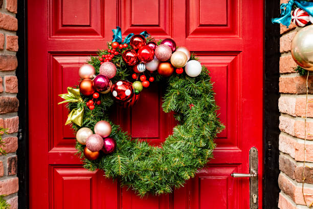 クリスマスを待っている - 花輪、花輪、小人、贈り物で飾られた赤い木製のフロントドア,...