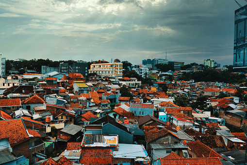 Densa vista de la ciudad en Bandung indonesia photo