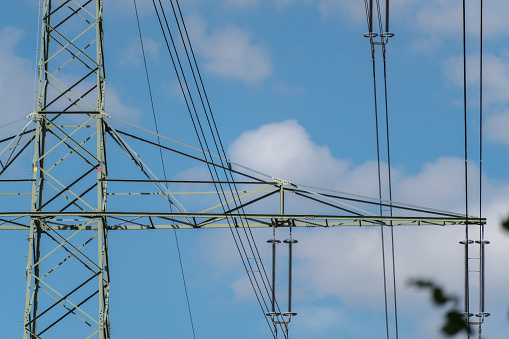 Electricity pylon for extensive free power transmission of high voltage