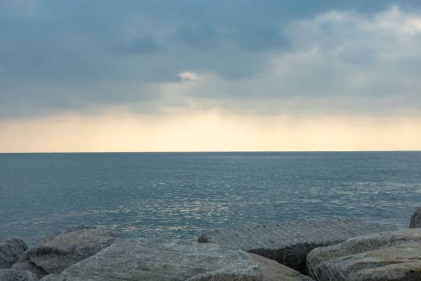 wunderschönes meer der ligurischen küste von ponente in italien während eines sonnenuntergangs - ponente stock-fotos und bilder