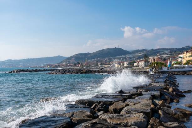 schöne aussicht auf die ligurische küste von ponente in der provinz imperia, italien - ponente stock-fotos und bilder