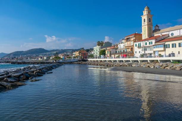 schöne aussicht auf die ligurische küste von ponente in der provinz imperia, italien - ponente stock-fotos und bilder