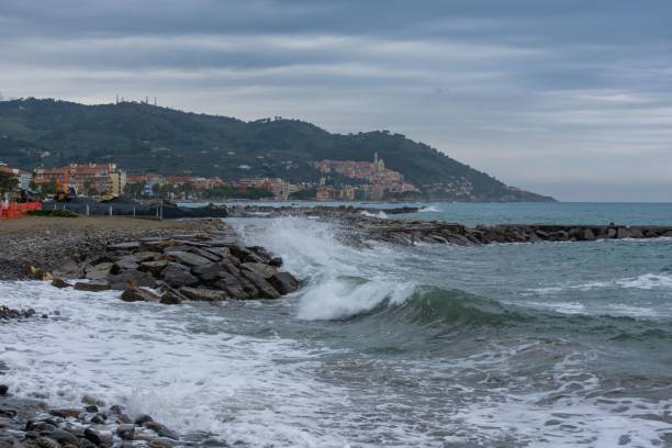 schöne aussicht auf die ligurische küste von ponente in der provinz imperia, italien - ponente stock-fotos und bilder