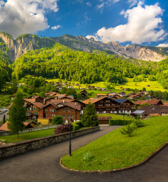 スイスのアルプスの下に木造住宅がある高山の村ブリエンツ - brienz house switzerland european alps ストックフォトと画像