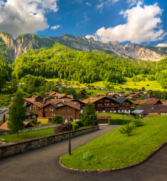 vila alpina brienz com casas de madeira sob alpes na suíça - brienz interlaken switzerland rural scene - fotografias e filmes do acervo