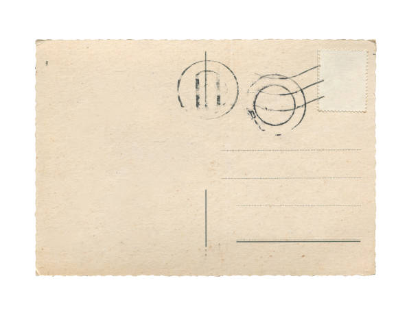 오래된 빈티지 숙성 된 빈 종이 엽서 질감과 퇴색 된 우표 인쇄물과 흰색에 고립 된 갈색 얼룩 - postage stamp air mail envelope mail 뉴스 사진 이미지