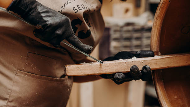 mani guantate gamba sottaceto di sedia in legno con vetro - restaurazione foto e immagini stock