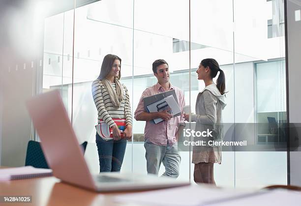 Universidad Los Estudiantes Hablando En La Ventana Con Ordenador Portátil En Primer Plano Foto de stock y más banco de imágenes de 20-24 años