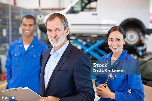 Porträt Von Lächelnd Mechanik Und Geschäftsmann In Autoreparatur Sho Stockfoto und mehr Bilder von Autowerkstatt