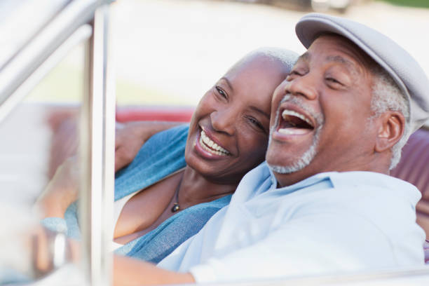 uśmiechnięta para śmiech w samochodzie - driving senior adult car women zdjęcia i obrazy z banku zdjęć