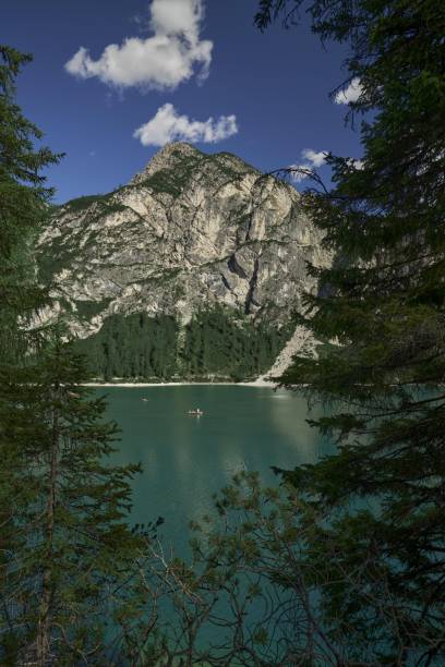 vista delle montagne, con barche e persone davanti a loro, una foto di acqua e alberi - before after foto e immagini stock
