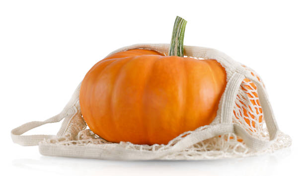 labu matang dalam tas tekstil yang terbuat dari bahan ramah lingkungan disorot dengan latar belakang putih - 0 1 months foto potret stok, foto, & gambar bebas royalti