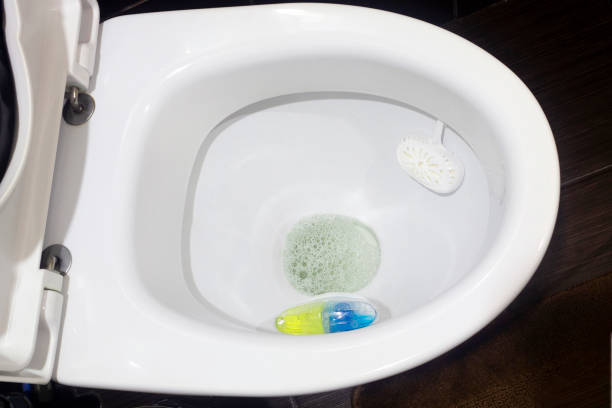 トイレのクローズアップに芳香剤が付いた清潔な便器 - toilet public restroom air freshener cleaning ストックフォトと画像