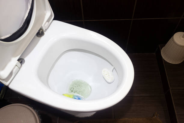 tazza del water pulita con deodorante per ambienti sul primo piano del bagno - toilet public restroom air freshener cleaning foto e immagini stock