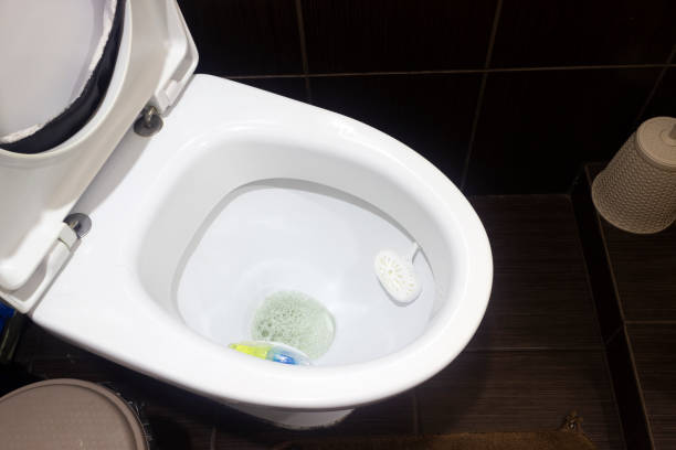 トイレのクローズアップに芳香剤が付いた清潔な便器 - toilet public restroom air freshener cleaning ストックフォトと画像