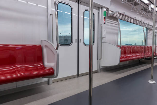 posti vuoti pendolari con interni di colore rosso all'interno del treno della metropolitana. metropolitana con posti vuoti. all'interno di una carrozza del treno - 18797 foto e immagini stock