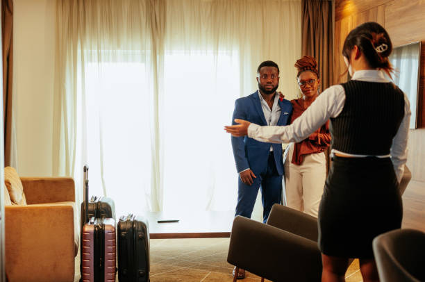istock Wealthy couple with concierge in apartment. 1428432785
